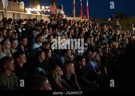 Pärnu, Estland - 11. Juli 2021: Eine große Fangemeinde kam zusammen, um das Finale der Fußball-Europameisterschaft zwischen Italien und England auf Pärnu zu sehen Stockfoto