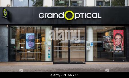 PAR, FRANKREICH - 08. Jul 2021: Die Fassade des Grand Optical Store im französischen Stil in Paris, Frankreich Stockfoto