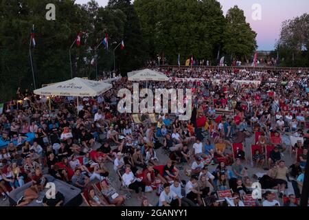 Pärnu, Estland - 11. Juli 2021: Eine große Fangemeinde kam zusammen, um das Finale der Fußball-Europameisterschaft zwischen Italien und England auf Pärnu zu sehen Stockfoto
