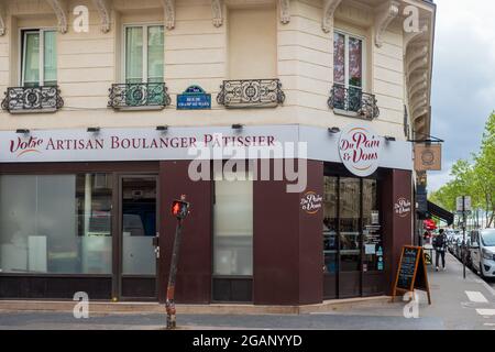 PAR, FRANKREICH - 08. Jul 2021: Die Fassade des französischen Brotladens Artisan Boulanger Patissie in Paris, Frankreich Stockfoto