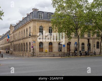 PAR, FRANKREICH - 08. Jul 2021: Das Ministerium für Übersee Gebäude Fassade auf einem bewölkten Himmel Hintergrund in Paris, Frankreich Stockfoto