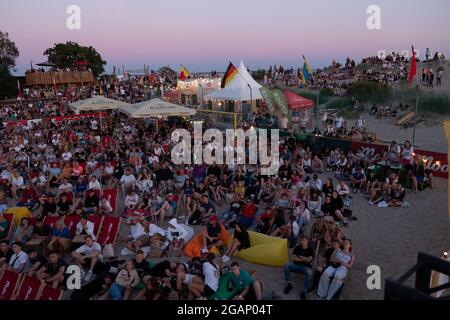 Pärnu, Estland - 11. Juli 2021: Eine große Fangemeinde kam zusammen, um das Finale der Fußball-Europameisterschaft zwischen Italien und England auf Pärnu zu sehen Stockfoto