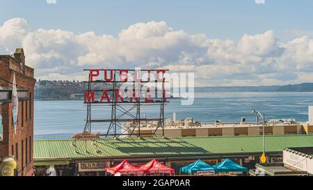 Pike Place Public Market Schild gegen blauen Himmel und Wolken Stockfoto