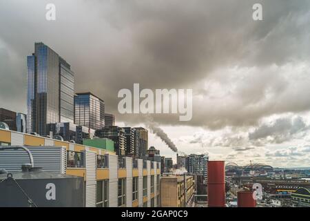 Stadtbild von Seattle mit dunklen Wolken und dunklem Dampf, der aus dem Rauchschwaden aufsteigt Stockfoto