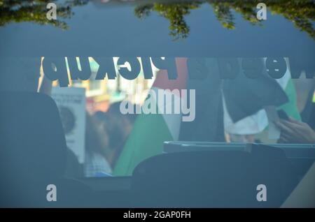 Hunderte versammelten sich am 31. Juli 2021 in Bay Ridge, Brooklyn, New York City, während der „Ehrenfeier der Märtyrer von Palästina“. Stockfoto