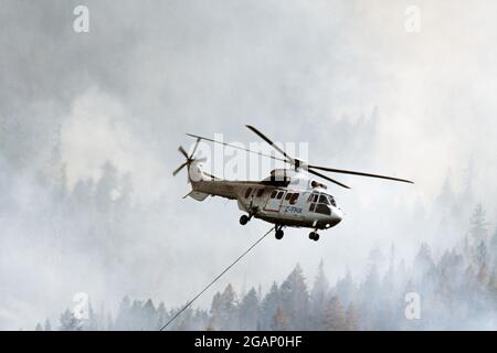 Hubschrauber bekämpfen das Feuer in South Yaak in den Purcell Mountains im Nordwesten von Montana. Stockfoto