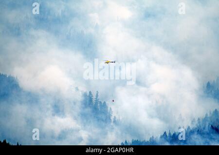 Hubschrauber bekämpfen das Feuer in South Yaak in den Purcell Mountains im Nordwesten von Montana. Stockfoto