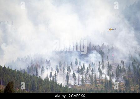 Helikopter kämpft gegen das Wildfeuer von South Yaak in den Purcell Mountains im Nordwesten von Montana. (Foto von Randy Beacham) Stockfoto