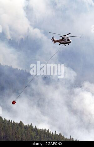 Helikopter kämpft gegen das Wildfeuer von South Yaak in den Purcell Mountains im Nordwesten von Montana. (Foto von Randy Beacham) Stockfoto