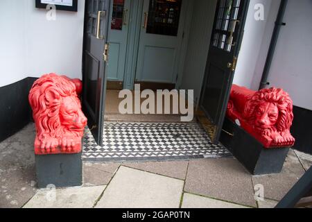 Red Lions vor dem Red Lion Pub, Castelnaus, Barnes, South West London, Großbritannien Stockfoto