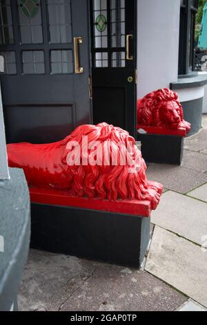 Red Lions vor dem Red Lion Pub, Castelnaus, Barnes, South West London, Großbritannien Stockfoto