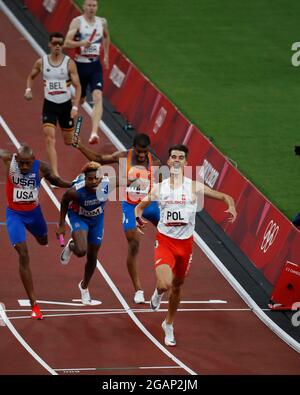 Tokio, Kanto, Japan. Juli 2021. Kajetan Duszynski (POL) feiert nach dem Gewinn der 4x400-Staffel, die während der Olympischen Sommerspiele 2020 in Tokio im Olympiastadion gemischt wurde. (Bild: © David McIntyre/ZUMA Press Wire) Stockfoto