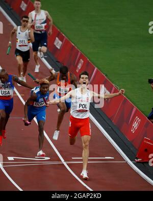 Tokio, Kanto, Japan. Juli 2021. Kajetan Duszynski (POL) feiert nach dem Gewinn der 4x400-Staffel, die während der Olympischen Sommerspiele 2020 in Tokio im Olympiastadion gemischt wurde. (Bild: © David McIntyre/ZUMA Press Wire) Stockfoto