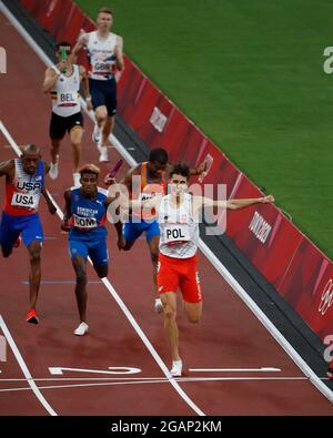 Tokio, Kanto, Japan. Juli 2021. Kajetan Duszynski (POL) feiert nach dem Gewinn der 4x400-Staffel, die während der Olympischen Sommerspiele 2020 in Tokio im Olympiastadion gemischt wurde. (Bild: © David McIntyre/ZUMA Press Wire) Stockfoto