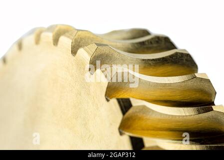 Ein Makrofoto eines neuen glänzenden Kupfergetriebes, isoliert auf weißem Hintergrund. Stockfoto