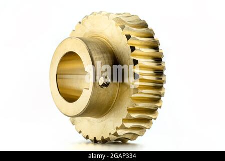 Makrofoto eines neuen glänzenden Kupferzahnrads, isoliert auf weißem Hintergrund, sichtbares Loch für die Sicherungsschraube. Stockfoto