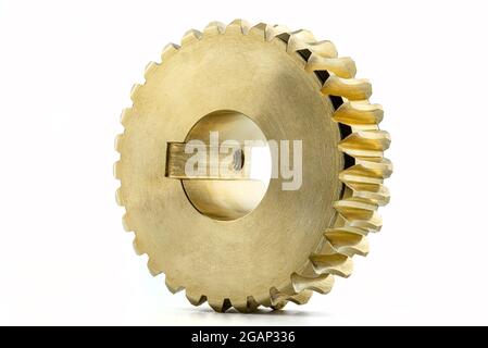 Makrofoto eines neuen glänzenden Kupferzahnrads, isoliert auf weißem Hintergrund, sichtbares Loch für die Sicherungsschraube. Stockfoto