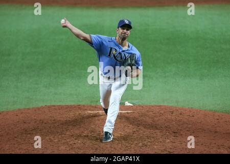 St. Petersburg, Florida. USA; sein Debüt gibt Tampa Bay Rays entlasten Pitcher J.T. Chargois (84) liefert während eines Major League Baseballspiels aga ein Feld aus Stockfoto