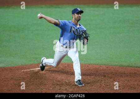 St. Petersburg, Florida. USA; sein Debüt gibt Tampa Bay Rays entlasten Pitcher J.T. Chargois (84) liefert während eines Major League Baseballspiels aga ein Feld aus Stockfoto