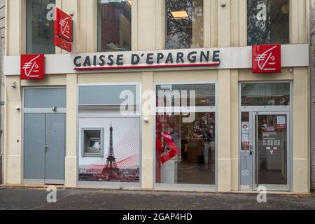 PAR, FRANKREICH - 08. Jul 2021: Die Gebäudefassade der Caisse D'Epargne Bank in Paris, Frankreich Stockfoto