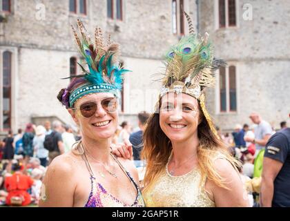 Lulworth, Dorset UK, Samstag, 31. Juli 2021 Festivalbesucher in schickem Kleid am 2. Tag des Camp Beestival 2021, Lulworth Castle, Dorset. Kredit: DavidJensen / Empics Unterhaltung / Alamy Live Nachrichten Stockfoto