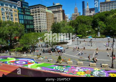 New York, Usa. Juli 2021. Zur Feier der COVID-19-Erholung der Stadt wird auf der 14th Street, Union Square in New York City, ein riesiger Wandgemälde gemalt. (Foto von Ryan Rahman/Pacific Press) Quelle: Pacific Press Media Production Corp./Alamy Live News Stockfoto