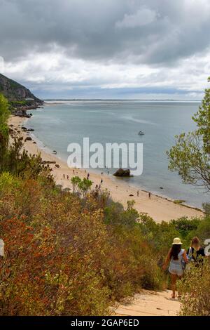 Galapinhos Strand befindet sich in der Gemeinde Setúbal, in Serra da Arrábida, schöne portugiesische Strände. Naturparkwanderungen mit Blick auf die Küste. Stockfoto