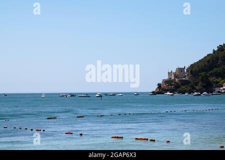 Der Strand Portino da Arrábida und der kleine Hafen befinden sich in der Serra da Arrábida. Nationalpark Arrábida in Portugal. Stockfoto