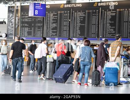 31. Juli 2021, Hessen, Frankfurt/Main: Passagiere warten am Flughafen. Ab dem 1. August müssen auch Passagiere, die nach Deutschland zurückkehren, einen negativen Corona-Test vorlegen. Foto: Boris Roessler/dpa Stockfoto