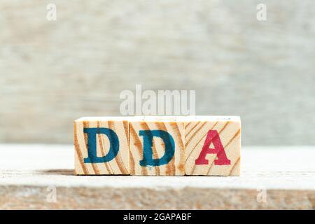 Buchstabenblock in Wort DDA (Abkürzung für Abschreibung, Erschöpfung und Abschreibung oder Nachfragekonto) auf Holzhintergrund Stockfoto