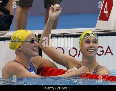 Tokio, Japan. Juli 2021. Die Australier Emma McKeon (R) feiert ihren olympischen Rekord 23.81 beim 50-m-Freistil-Finale der Frauen zusammen mit der Schwedin Sarah Sjoestroem, Silbermedaillengewinnerin, 24.07, im Tokyo Aquatics Center während der Olympischen Sommerspiele 2020 in Tokio, Japan, am Sonntag, den 1. August 2021. Foto von Tasos Katopodis/UPI Credit: UPI/Alamy Live News Stockfoto