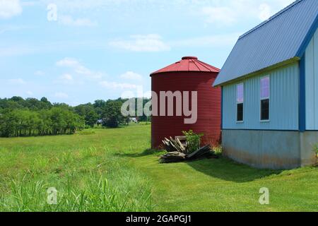 Rotes Silo auf dem Bauernhof Stockfoto