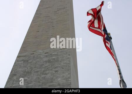 Amerikanische Flagge, die im Wind am Washington Monument fliegt Stockfoto