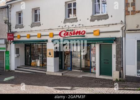 PORNIC, FRANKREICH - 08. Jul 2021: Die Gebäudefassade des Petit Casino Superette, kleiner Supermarkt der Casino-Marke in Pornic, Frankreich Stockfoto