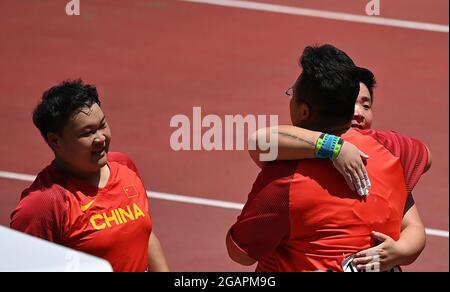 Tokio, Japan. August 2021. Gong Lijiao (1. R) aus China feiert nach dem Gewinn des Frauenschoss-Put-Finales bei den Olympischen Spielen 2020 in Tokio, Japan, am 1. August 2021. Quelle: Jia Yuchen/Xinhua/Alamy Live News Stockfoto