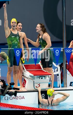 Tokio, Japan. August 2021. TOKIO, JAPAN - 1. AUGUST: Emma McKeon, Kaylee McKeown, Chelsea Hodges und Cate Campbell aus Australien feiern, nachdem sie am 30. Juli 2021 im Tokyo Aquatics Center in Tokio, Japan, im Medaillenfinale der Frauen mit 4x100 m Medley-Abschluss während der Olympischen Spiele 2020 in Tokio im Rahmen des Tokyo Aquatics Center gegeneinander antreten (Foto: Giorgio Scala/Insidefoto/Deepbluemedia) Quelle: Insidefoto srl/Alamy Live News Stockfoto