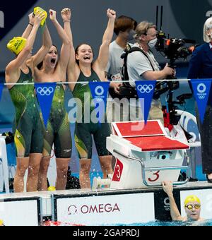 Tokio, Japan. August 2021. TOKIO, JAPAN - 1. AUGUST: Emma McKeon, Kaylee McKeown, Chelsea Hodges und Cate Campbell aus Australien feiern, nachdem sie am 30. Juli 2021 im Tokyo Aquatics Center in Tokio, Japan, im Medaillenfinale der Frauen mit 4x100 m Medley-Abschluss während der Olympischen Spiele 2020 in Tokio im Rahmen des Tokyo Aquatics Center gegeneinander antreten (Foto: Giorgio Scala/Insidefoto/Deepbluemedia) Quelle: Insidefoto srl/Alamy Live News Stockfoto