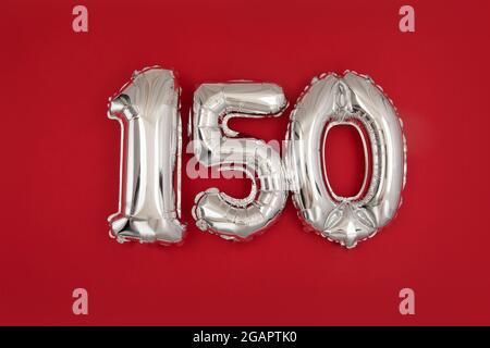 Silberner Folienballon Zahl Ziffer hundert. Geburtstagskarte mit Aufschrift 150 Jubiläumsfeier Veranstaltung. Banner. Silberne Ziffer Wein r Stockfoto