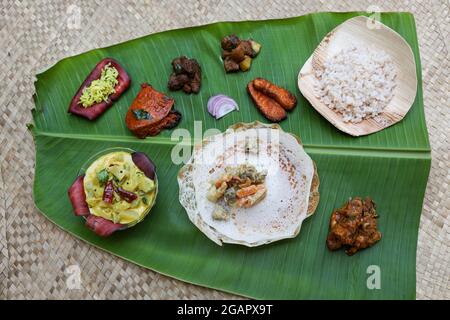 Appam, Hoppers und Hammelfleisch Eintopf Kerala Frühstück Essen und indische Milch Tee Chai, christian Frühstück Indien Sri Lanka Tamil Nadu fermentierten Reis Pfanne Kuchen. Stockfoto