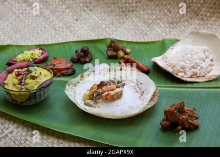 Appam, Hoppers und Hammelfleisch Eintopf Kerala Frühstück Essen und indische Milch Tee Chai, christian Frühstück Indien Sri Lanka Tamil Nadu fermentierten Reis Pfanne Kuchen. Stockfoto