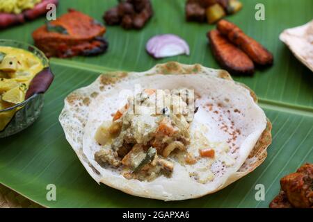 Appam, Hoppers und Hammelfleisch Eintopf Kerala Frühstück Essen und indische Milch Tee Chai, christian Frühstück Indien Sri Lanka Tamil Nadu fermentierten Reis Pfanne Kuchen. Stockfoto