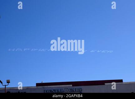 Los Angeles, Kalifornien, USA 31. Juli 2021 EINE allgemeine Sicht der Atmosphäre von Billie Eilish 'glücklicher als je zuvor' Skywriting über Sunset Blvd in Los Angeles, Kalifornien, USA. Foto von Barry King/Alamy Stockfoto Stockfoto