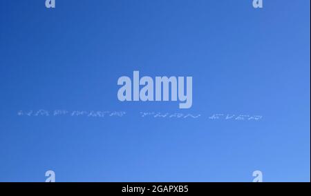 Los Angeles, Kalifornien, USA 31. Juli 2021 EINE allgemeine Sicht der Atmosphäre von Billie Eilish 'glücklicher als je zuvor' Skywriting über Sunset Blvd in Los Angeles, Kalifornien, USA. Foto von Barry King/Alamy Stockfoto Stockfoto