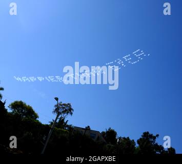 Los Angeles, Kalifornien, USA 31. Juli 2021 EINE allgemeine Sicht der Atmosphäre von Billie Eilish 'glücklicher als je zuvor' Skywriting über Sunset Blvd in Los Angeles, Kalifornien, USA. Foto von Barry King/Alamy Stockfoto Stockfoto