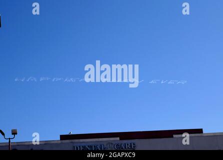 Los Angeles, Kalifornien, USA 31. Juli 2021 EINE allgemeine Sicht der Atmosphäre von Billie Eilish 'glücklicher als je zuvor' Skywriting über Sunset Blvd in Los Angeles, Kalifornien, USA. Foto von Barry King/Alamy Stockfoto Stockfoto