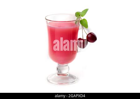 Milchcocktail mit Kirsche in klarem Glas und Beeren auf hellem Hintergrund. Stockfoto