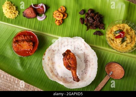 Appam mit Hammeleintopf nicht-vegetarische Sadhya Indisches Essen für Onam Sadya Weihnachten Ostern Feier Kerala Indien Sri Lanka hoppers Rindfleisch braten Fisch Stockfoto