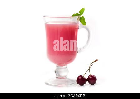 Milchcocktail mit Kirsche in klarem Glas und Beeren auf hellem Hintergrund. Stockfoto