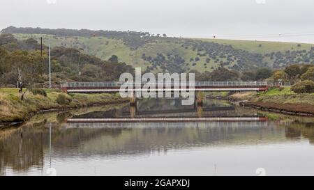 Die alte Eisenbahnbrücke über den onkaparinga-Fluss im Nationalpark in seaford South australia am 23. juli 2021 Stockfoto