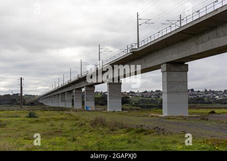 Die lange Brücke über den onkaparinga-Fluss für die seaford-Bahnlinie in südaustralien am 23. Juli 2021 Stockfoto